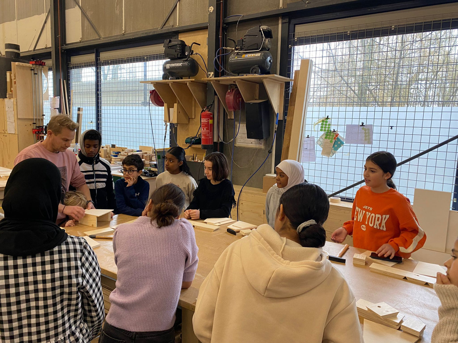 Petje af jongeren bij De Beleving