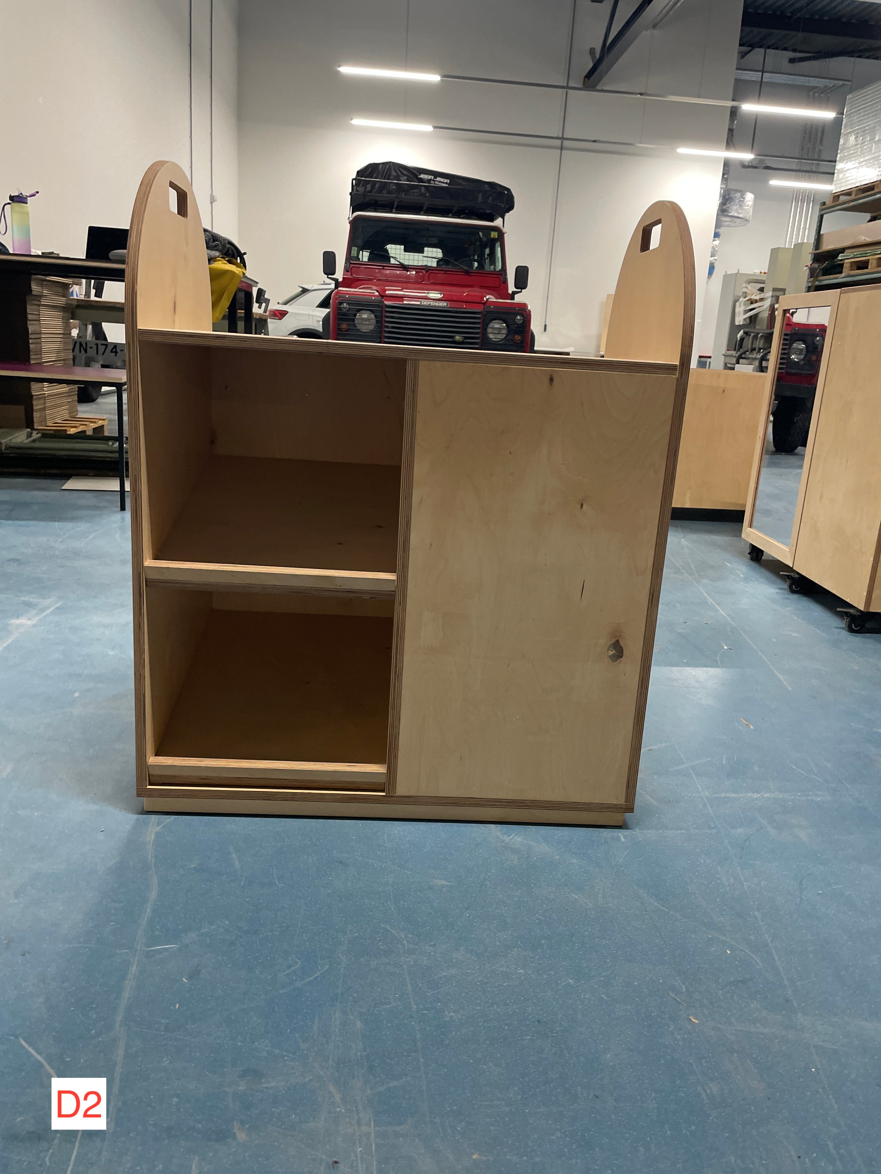 winkel 2 kanten, met schappen, ronde boog, op plint