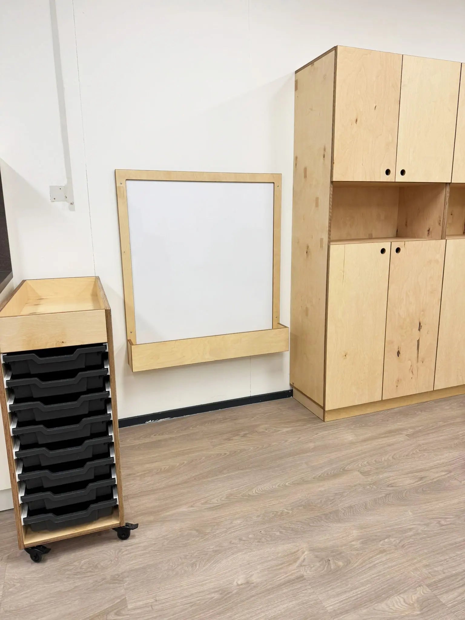 schilderbord met bakje voor verfpotjes en whiteboard