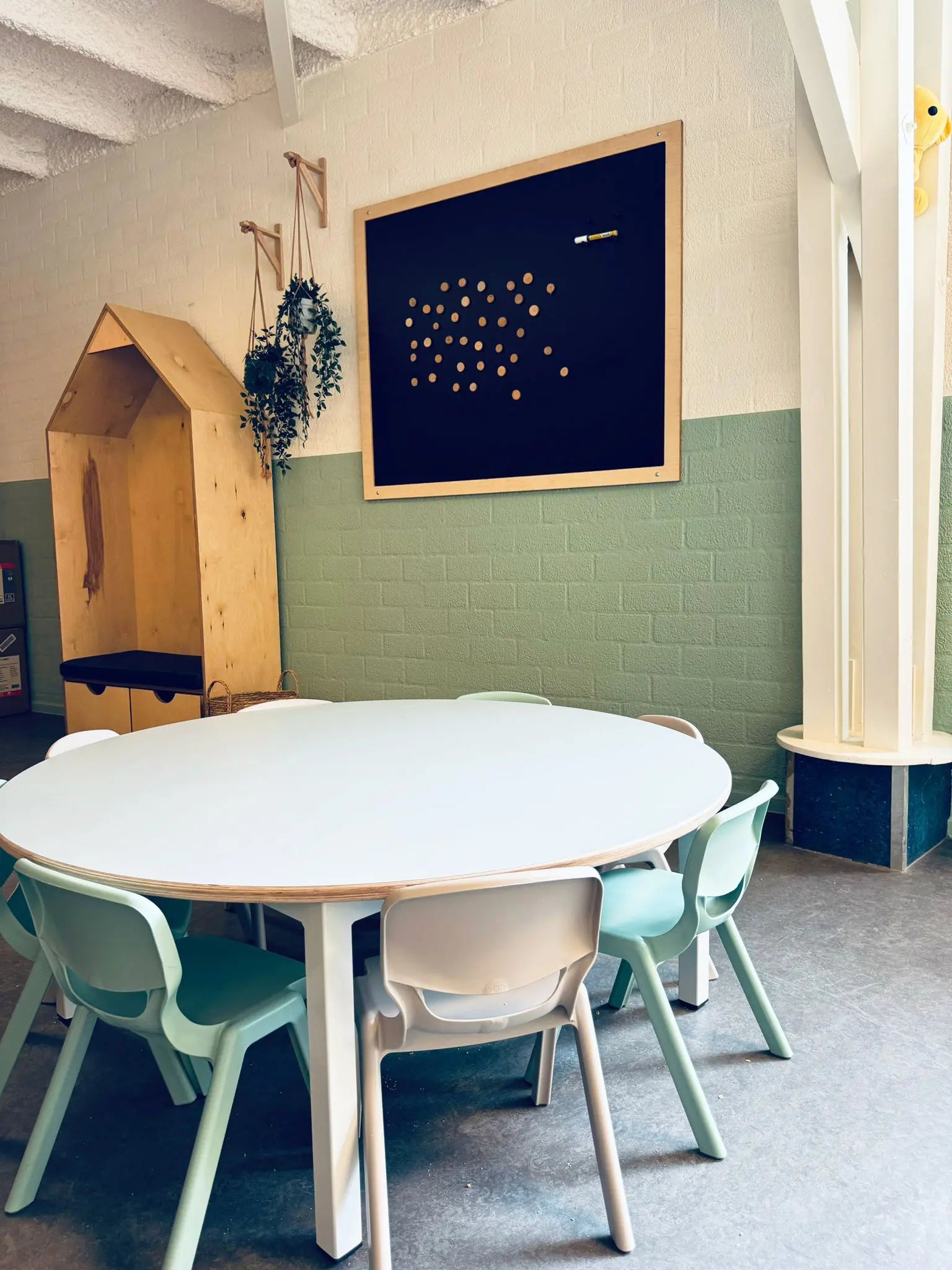 groepstafel rond, op steldoppen