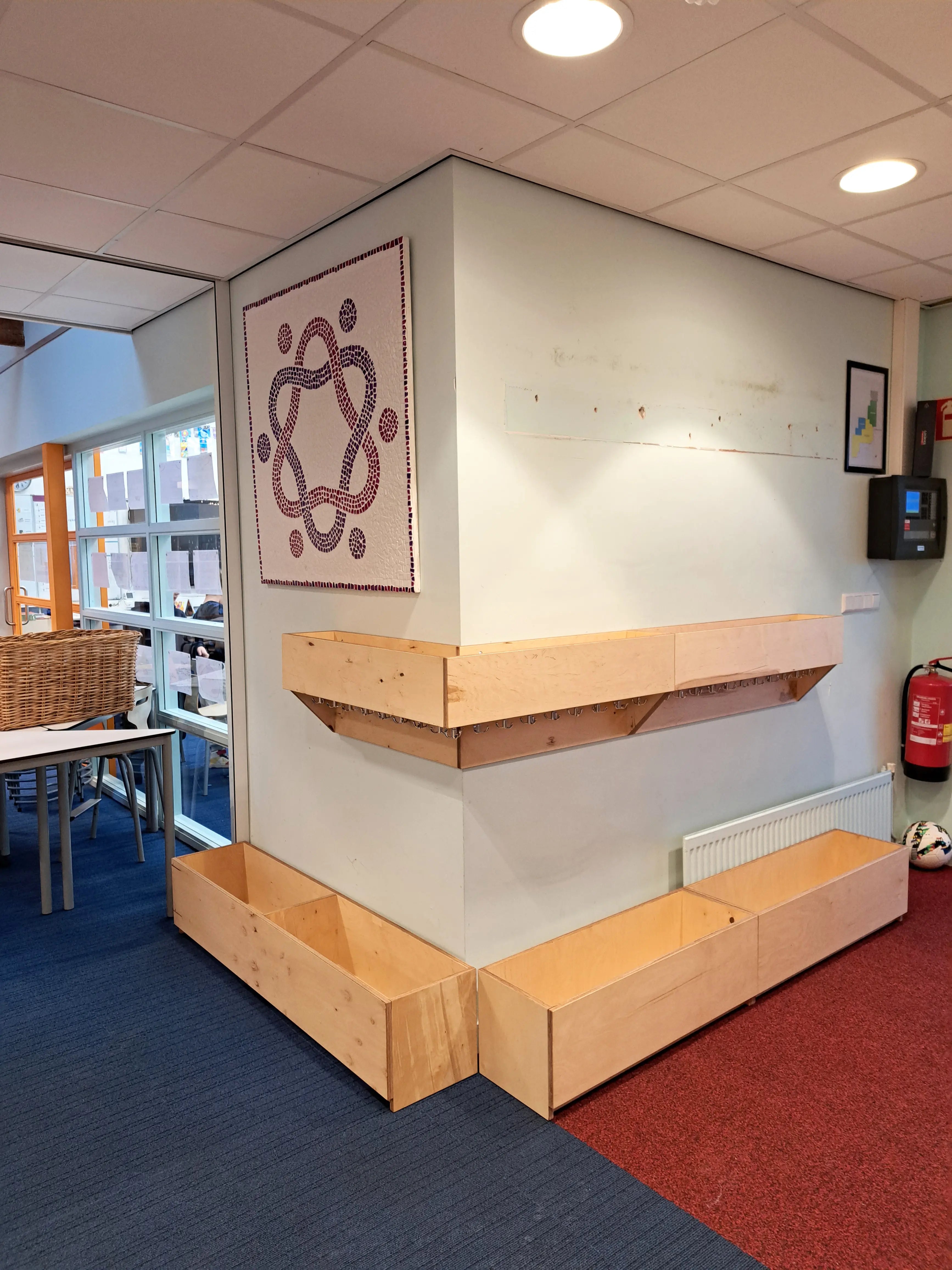 garderobe aan wand met tassenbak