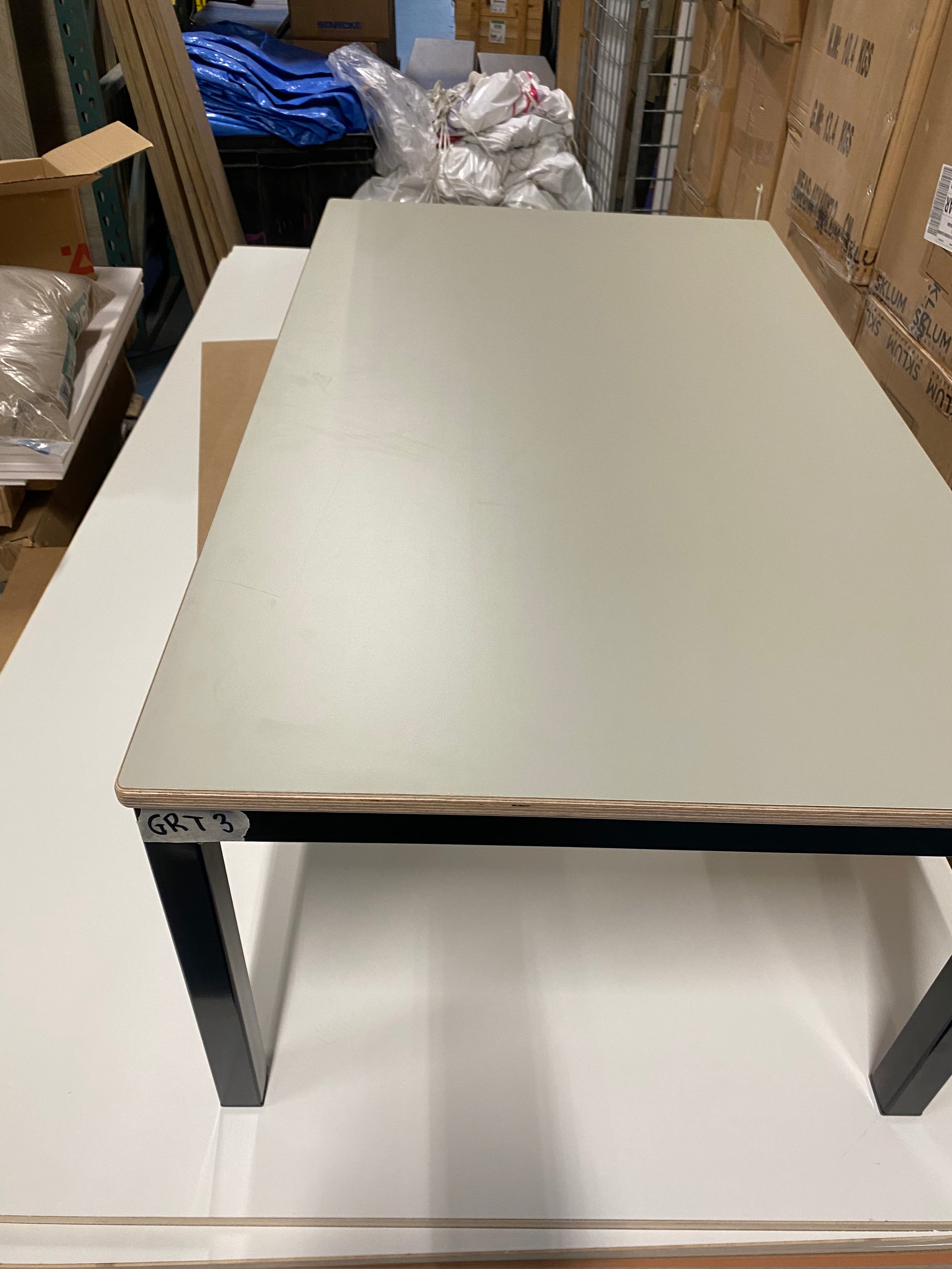 Groepstafel, op steldoppen