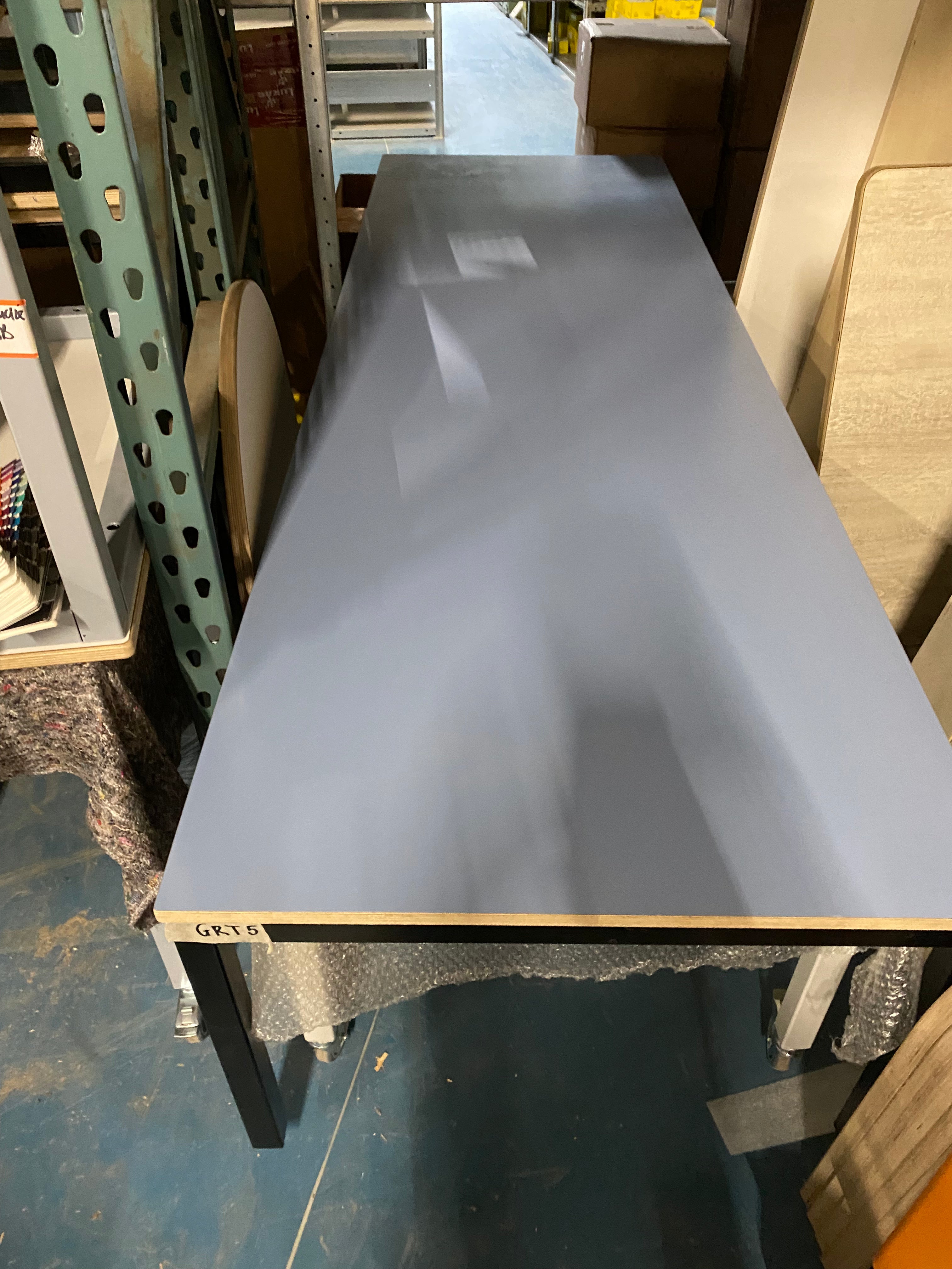 groepstafel, op steldoppen