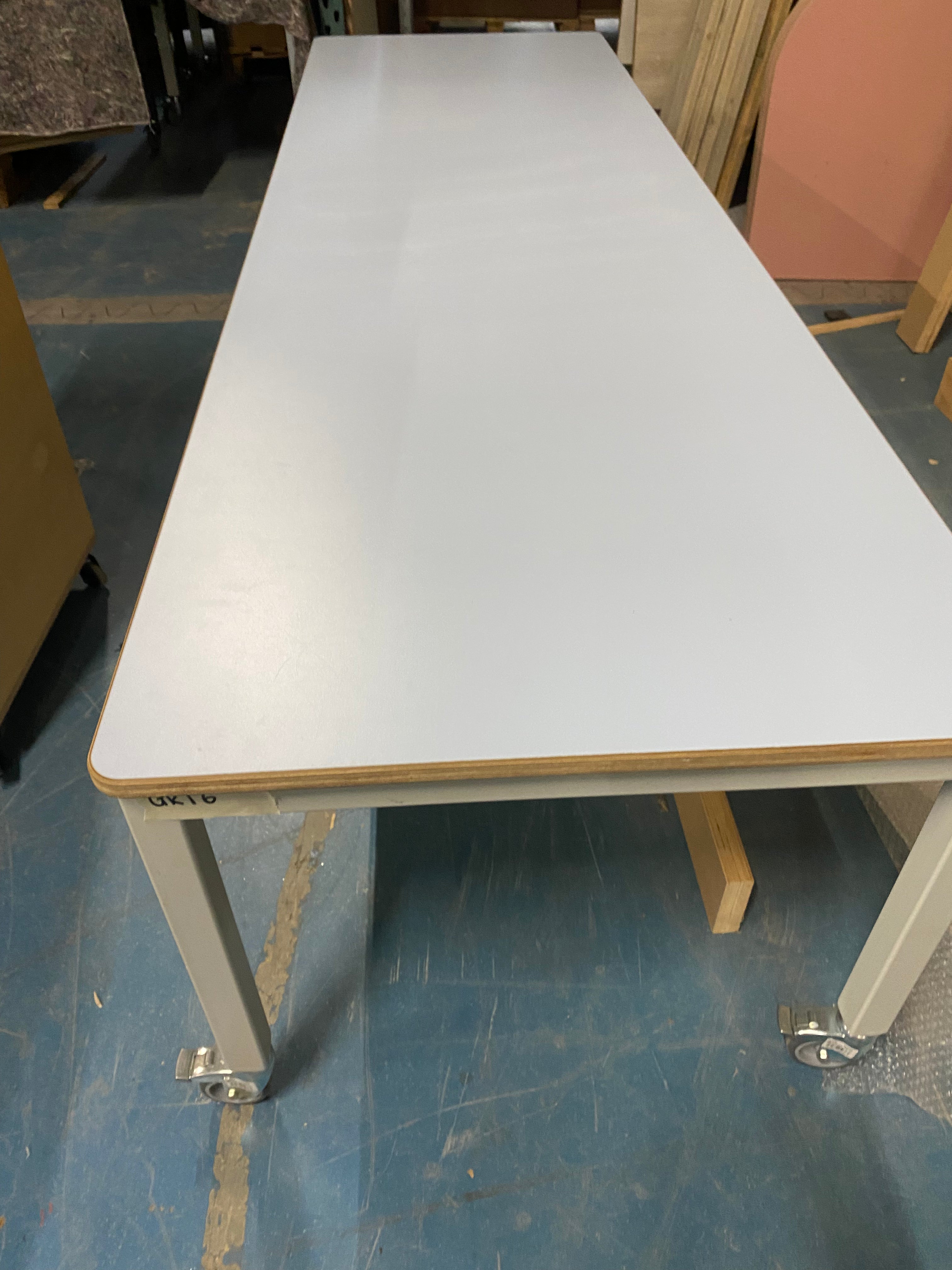 groepstafel, op steldoppen