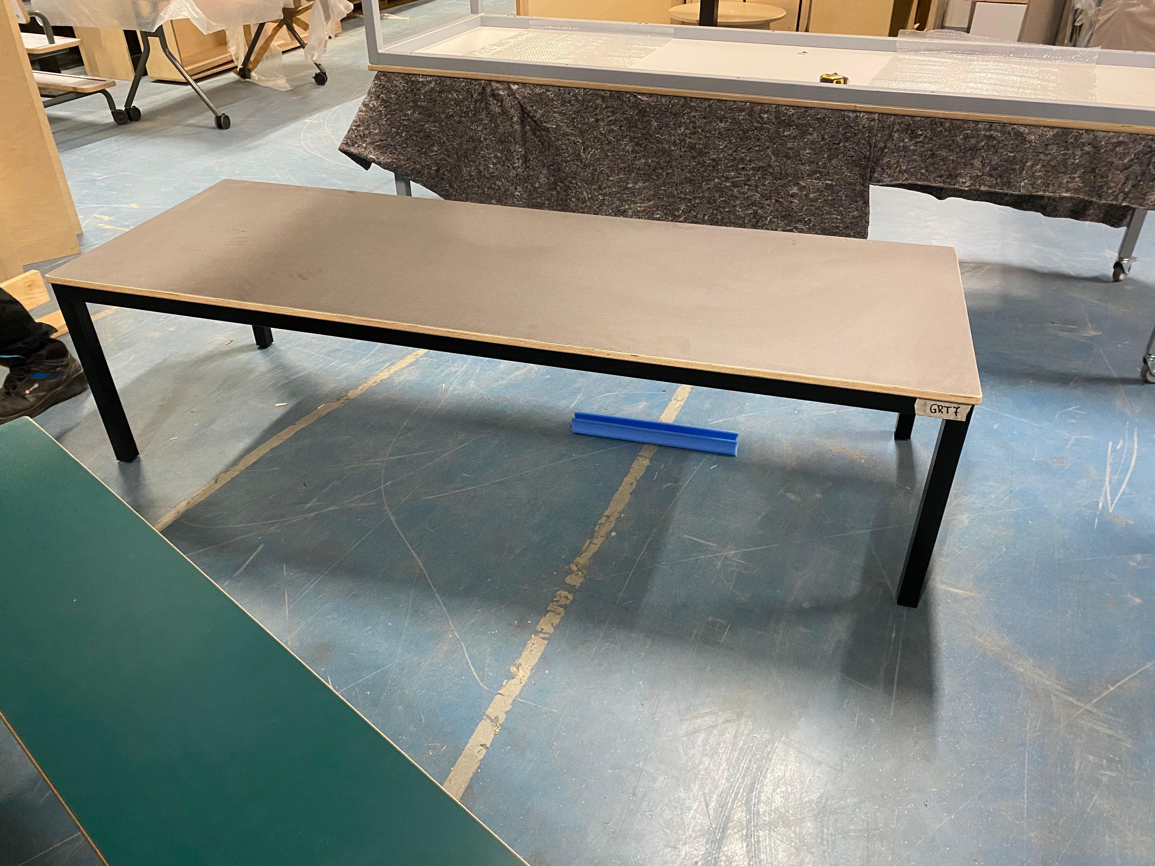 groepstafel, op steldoppen