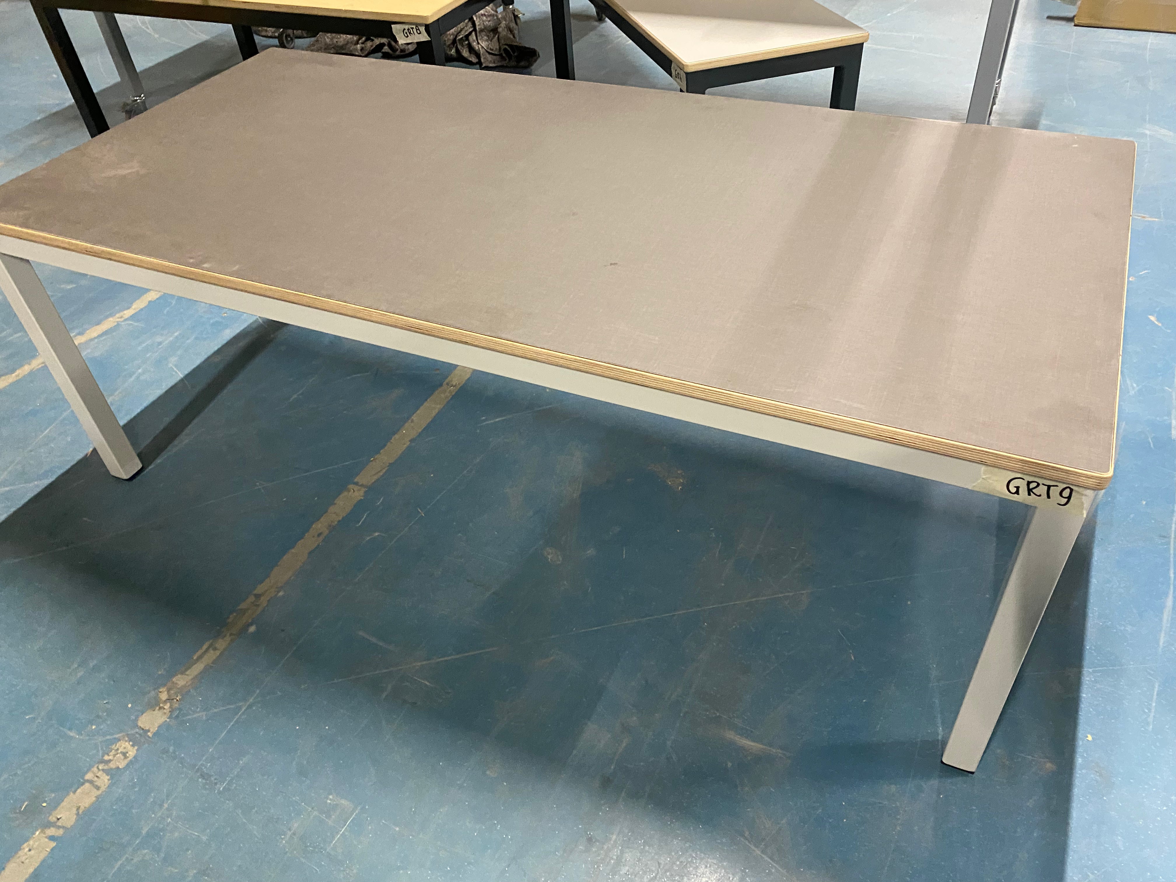 Groepstafel, op steldoppen