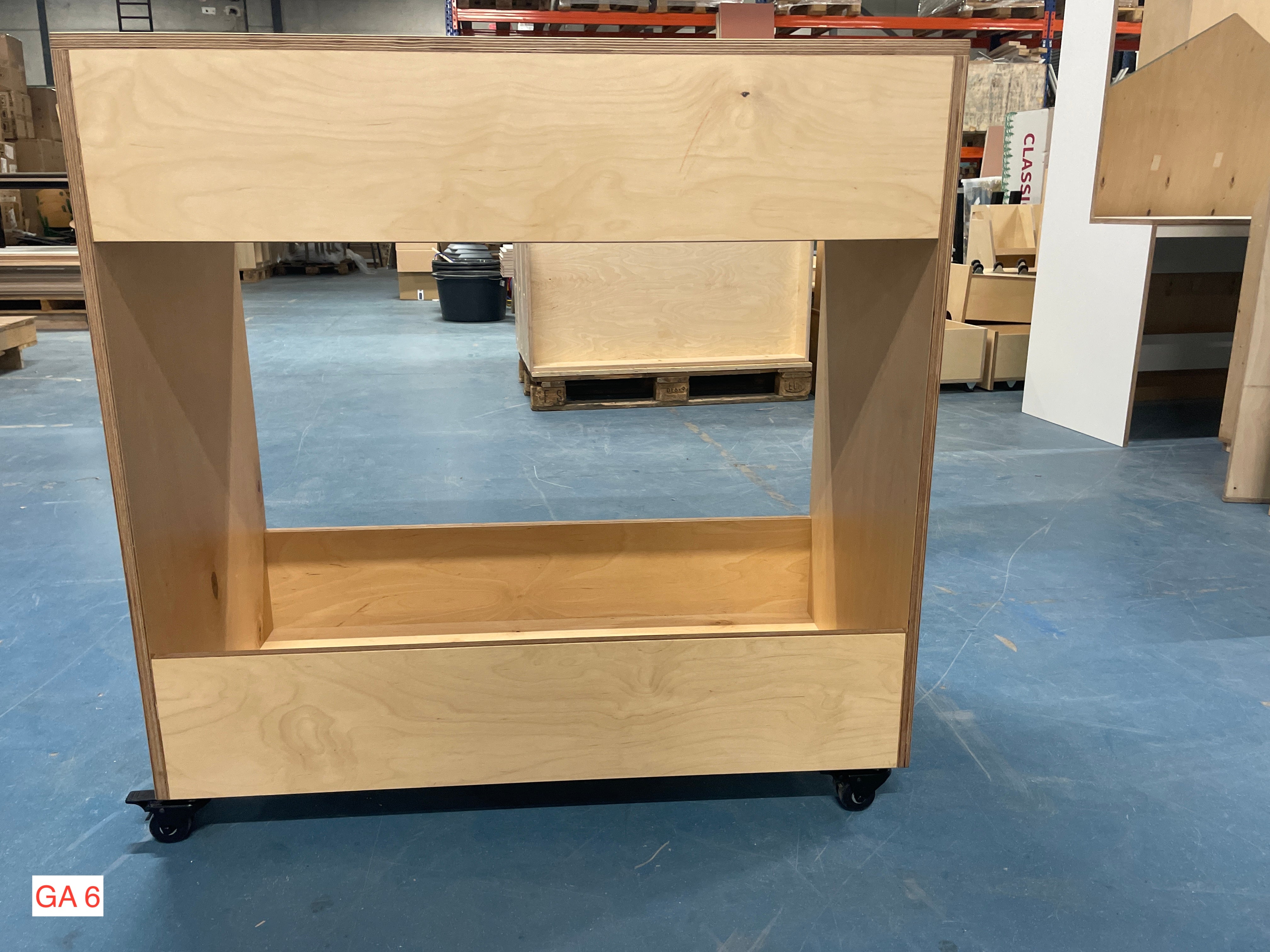 garderobe met tassenbak boven/onder, op wielen