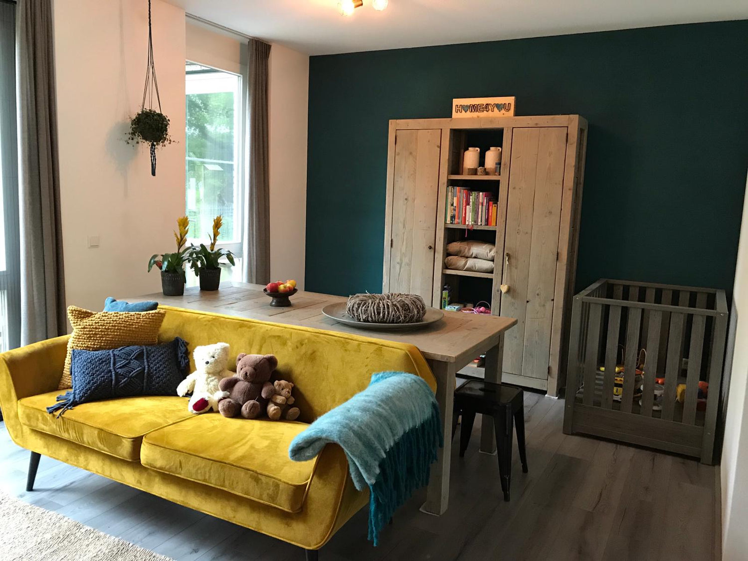 Interieur met gele bank gezinshuis De Glind