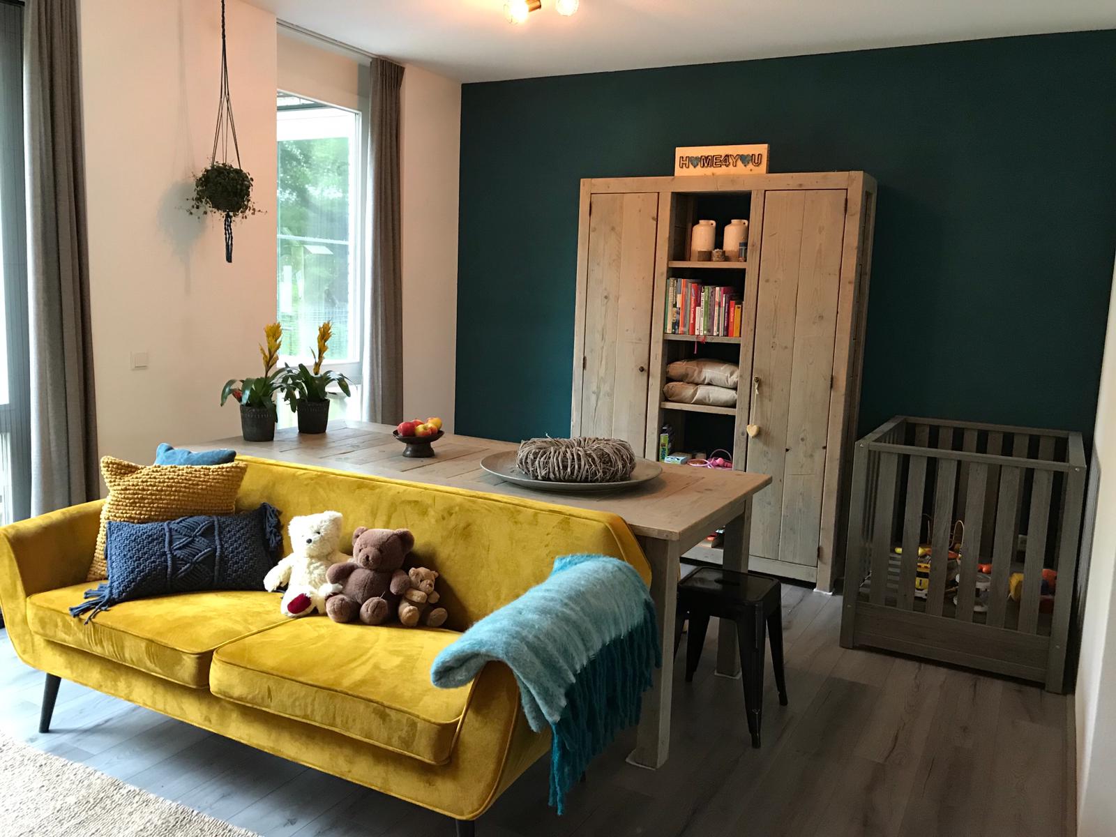 Interieur met gele bank gezinshuis De Glind