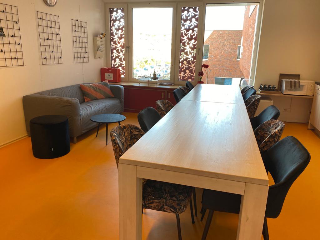 Interieur teamkamer en kantoor Ariensschool