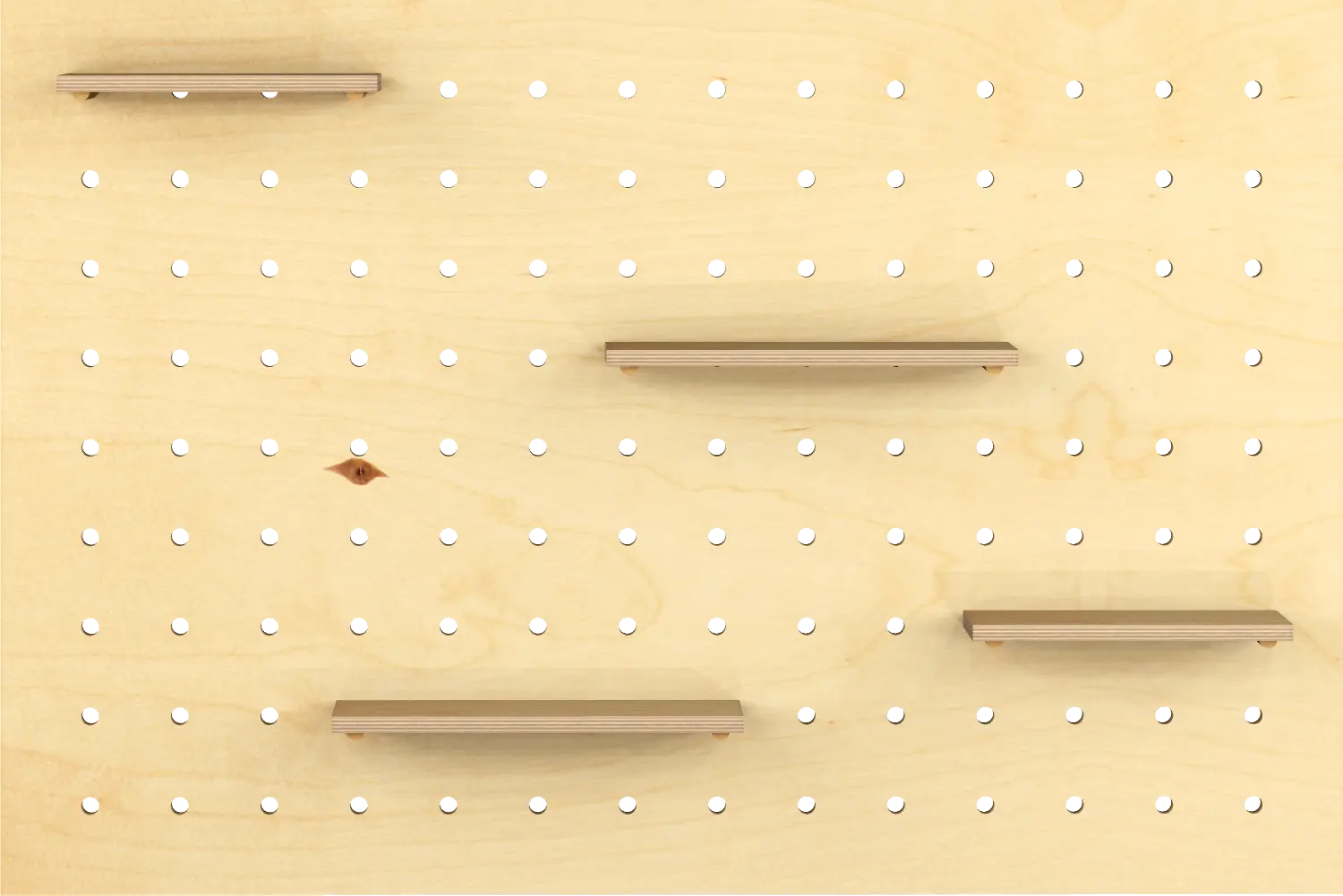 pegboard met stokken en schappen