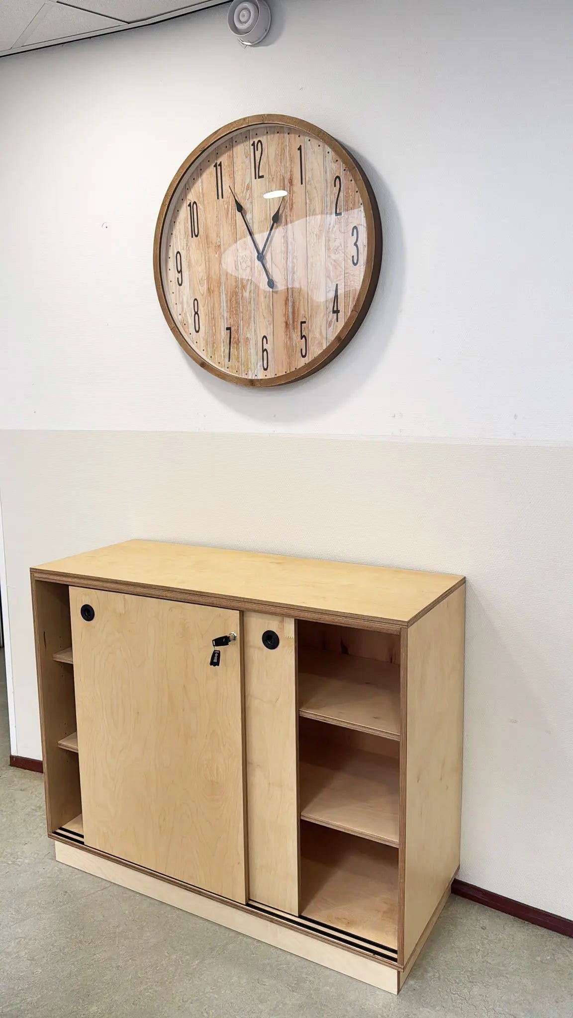 kast met verstelbare schappen, schuifdeuren en slot, op plint