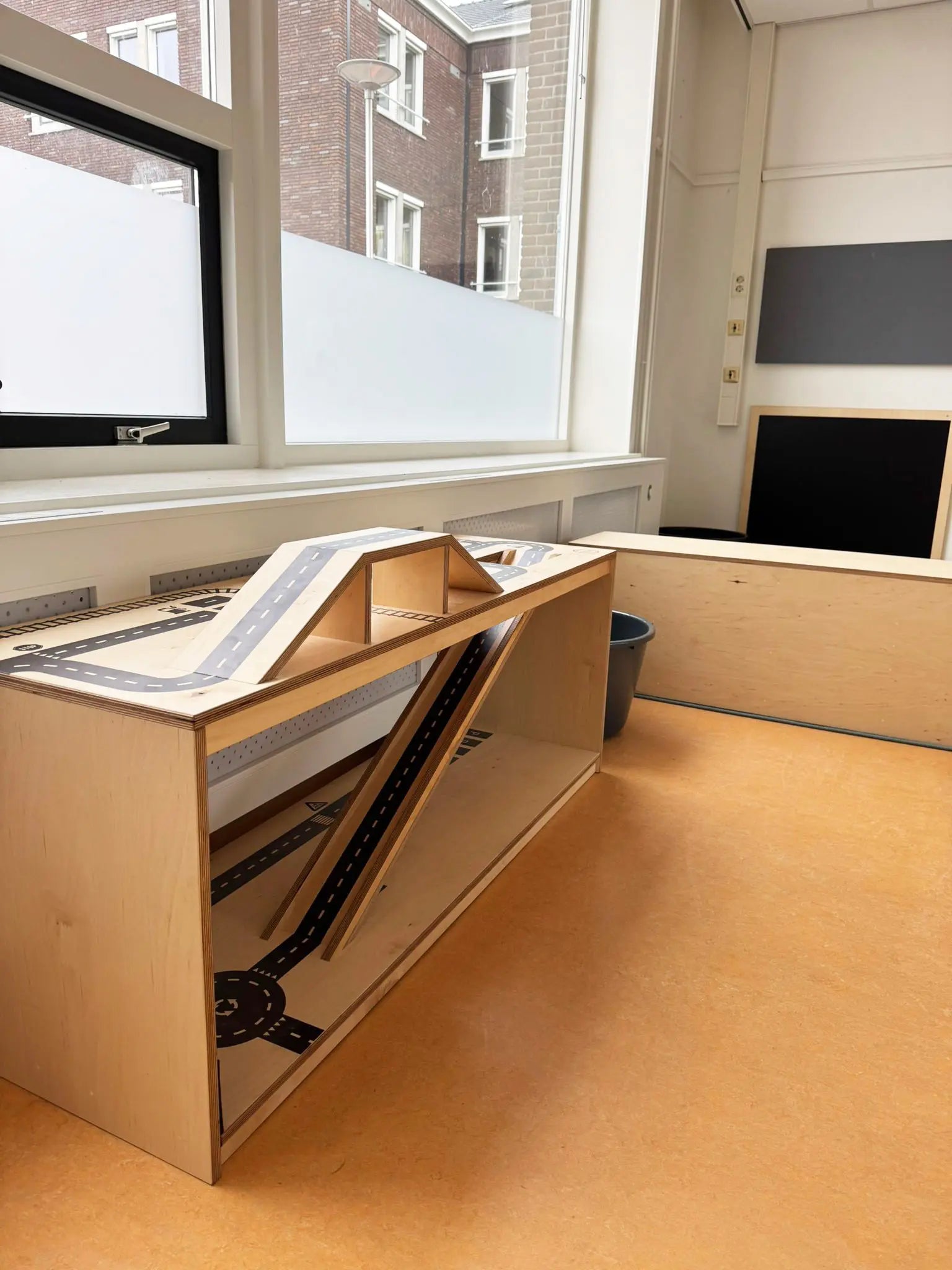 autobaan op plint