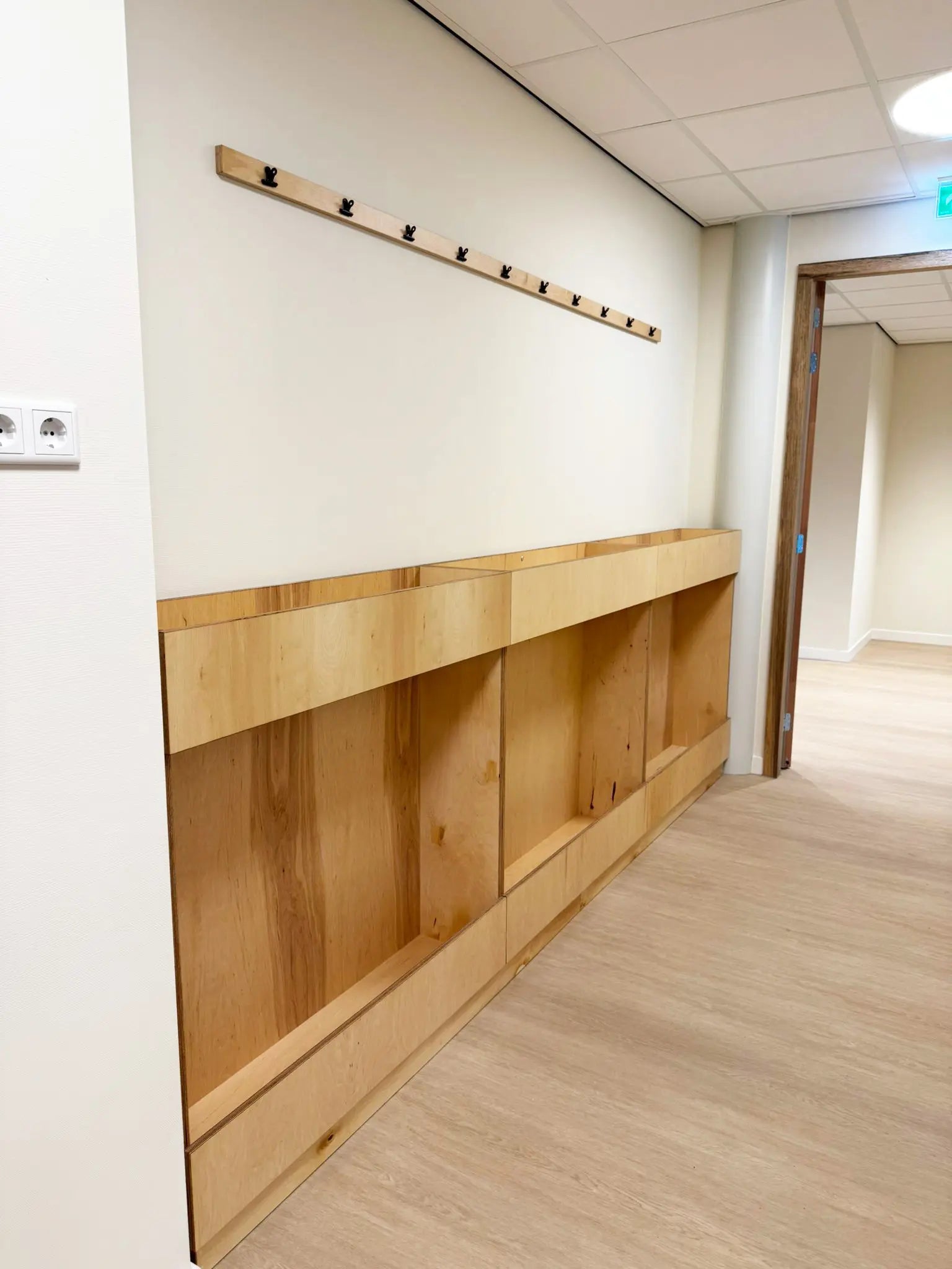 garderobe met tassenbak onder en boven, op plint