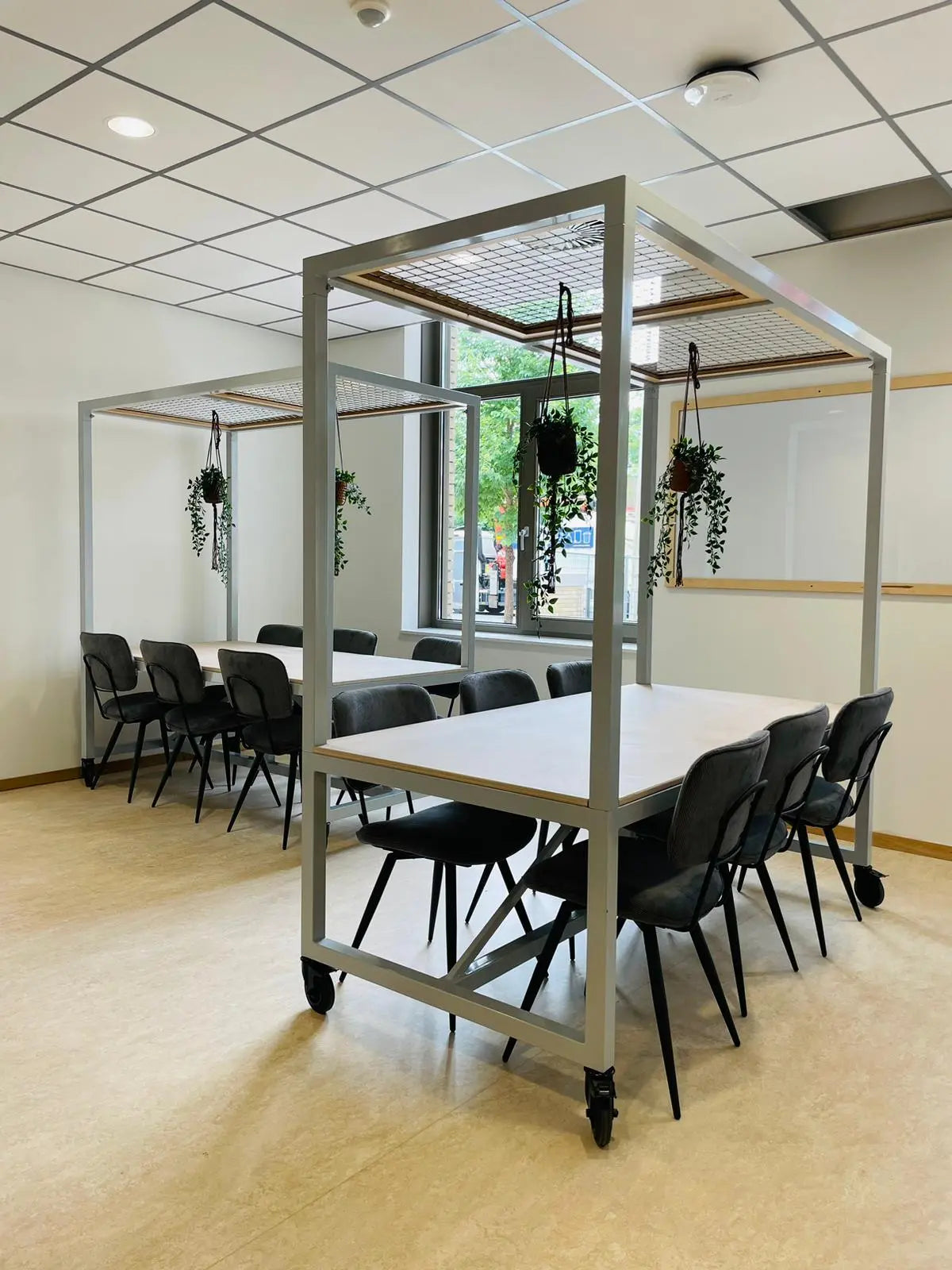 tafel met hoog frame, op wielen
