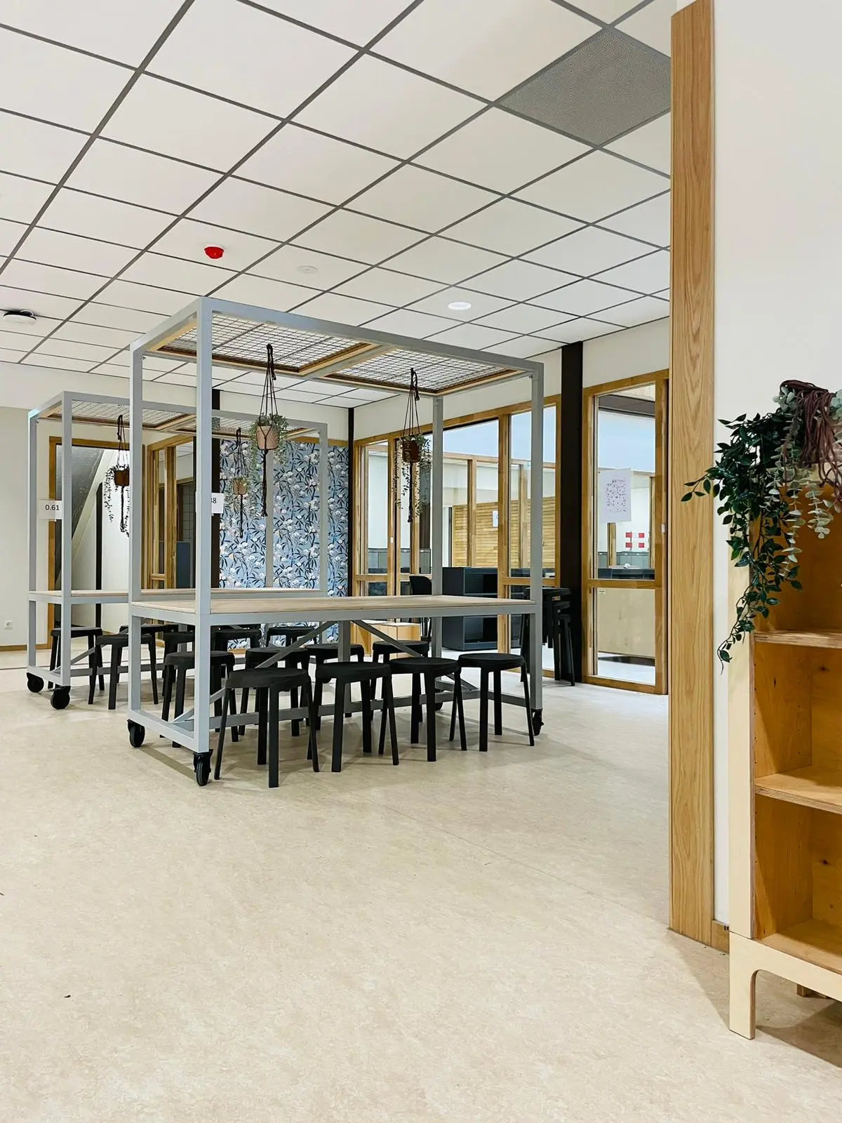 tafel met hoog frame, op wielen