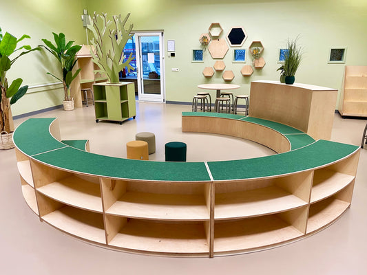 Tribunebank met boekenkasten bij de Groenewegenschool 6