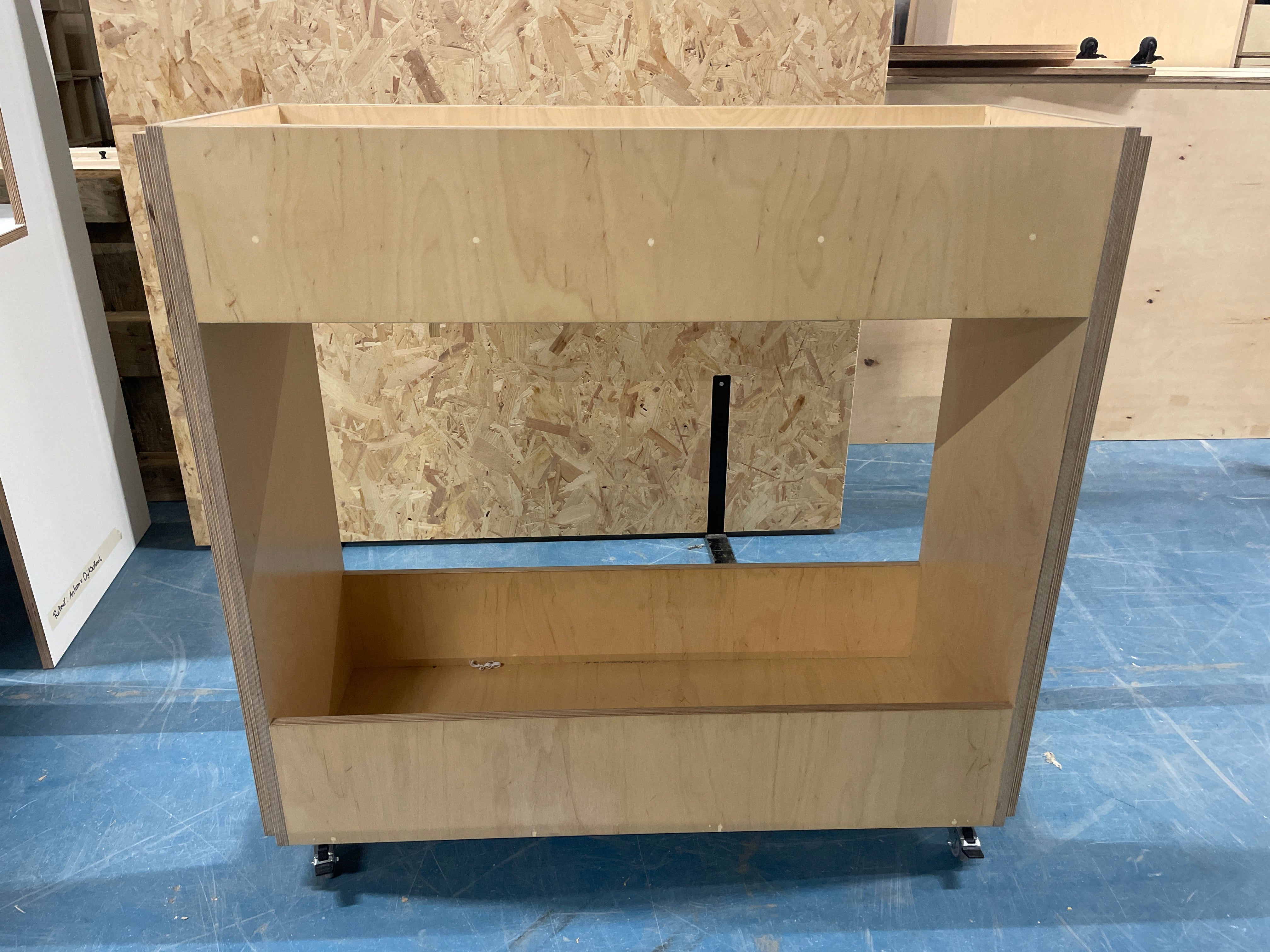 Houten garderobe kast met tassenbak