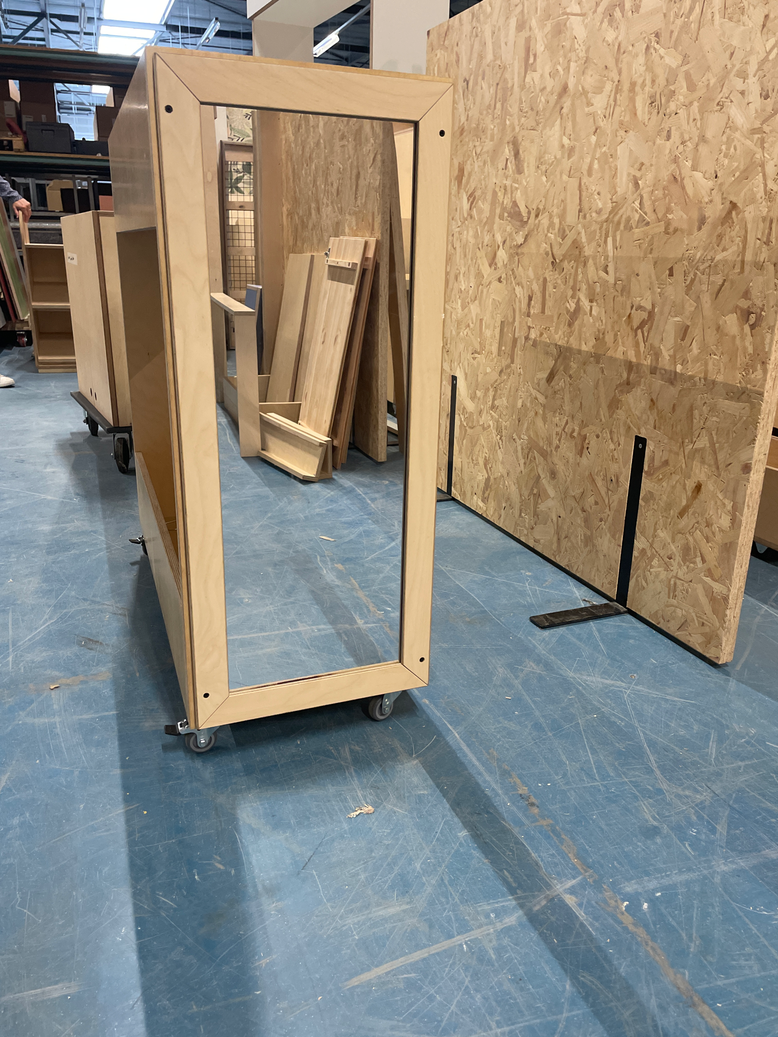 Houten garderobe kast met tassenbak