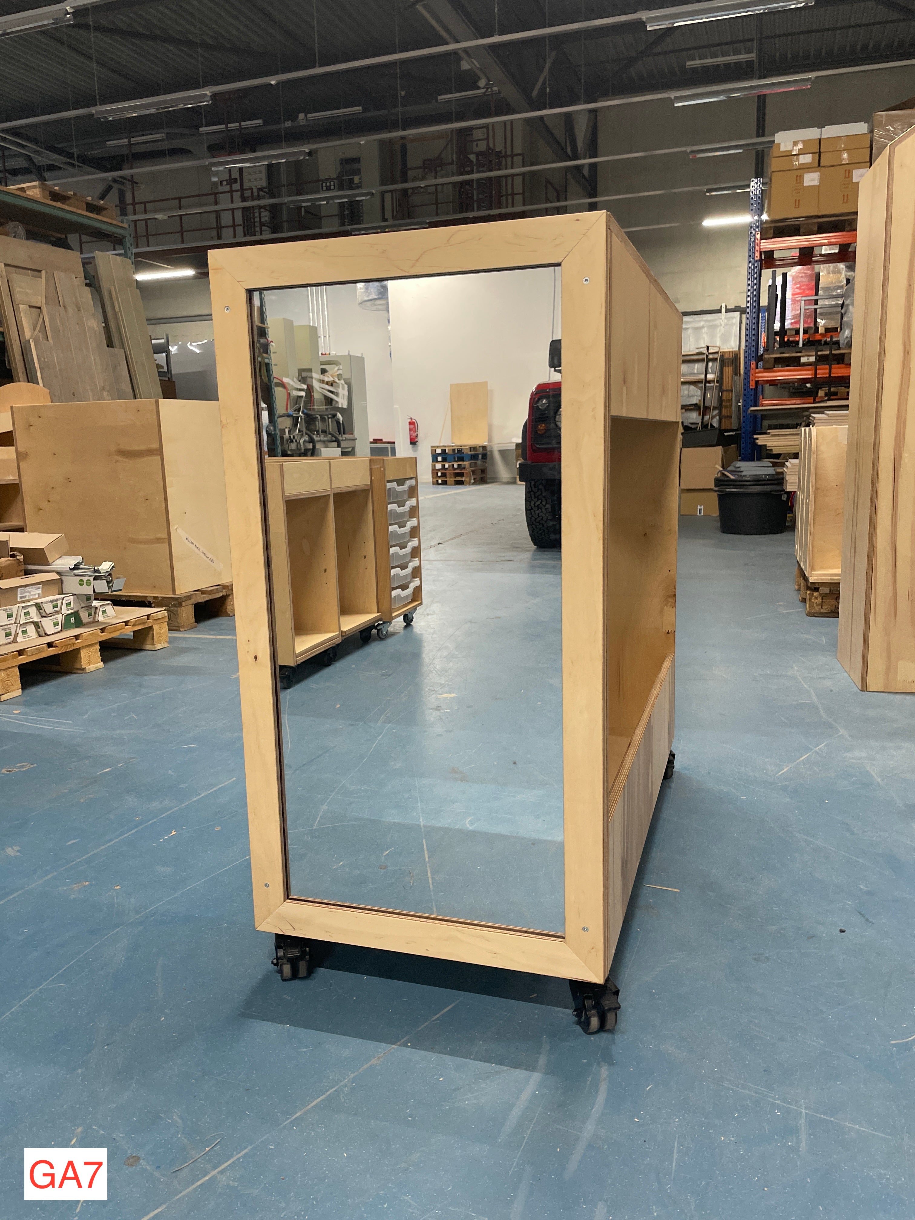 garderobe, met tassenbak boven/onder, zijkant spiegel, op wielen