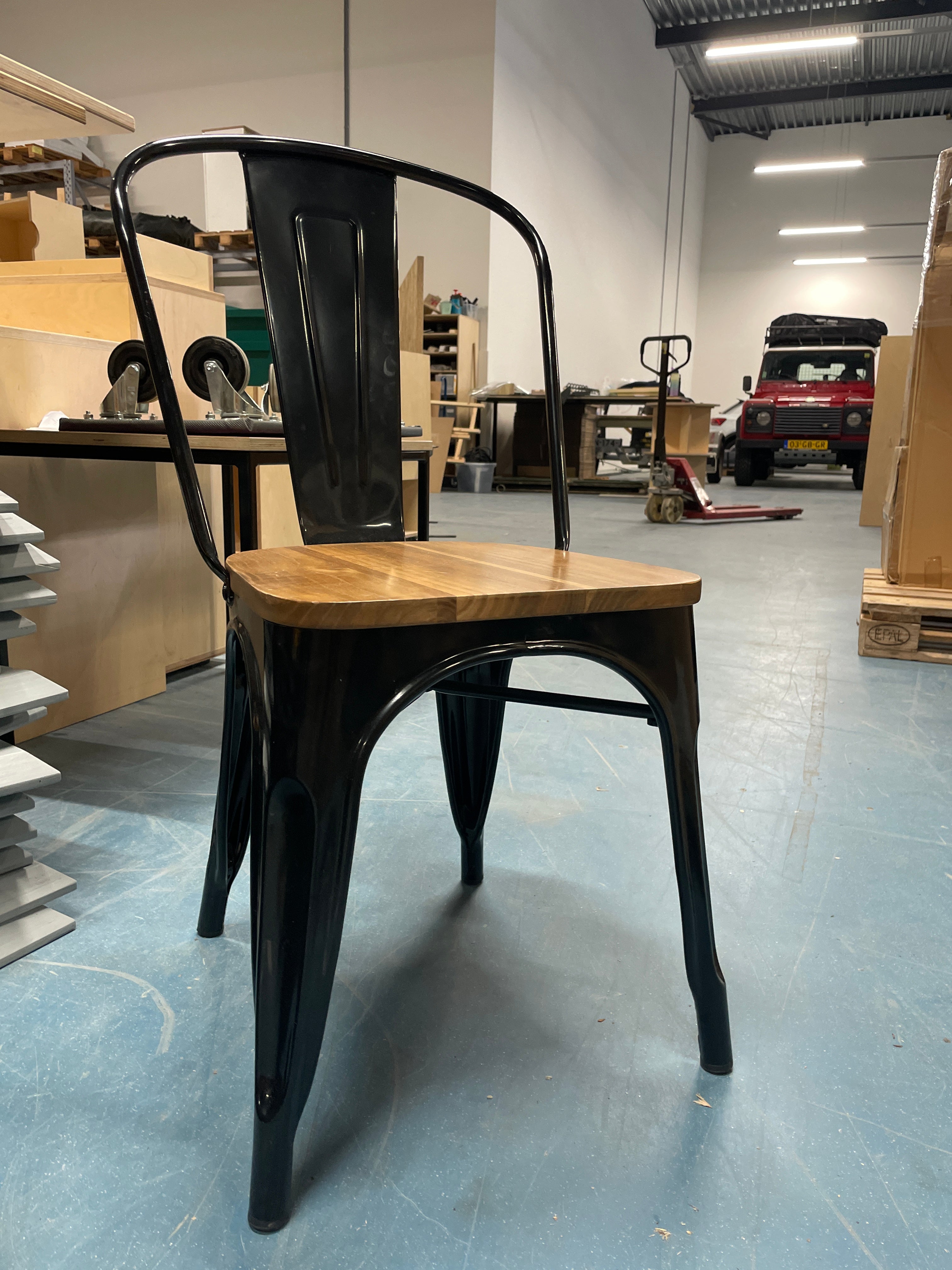 stoel industrieel, met houten zitting