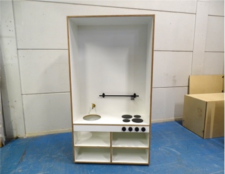 keuken in nis, met schappen, op plint