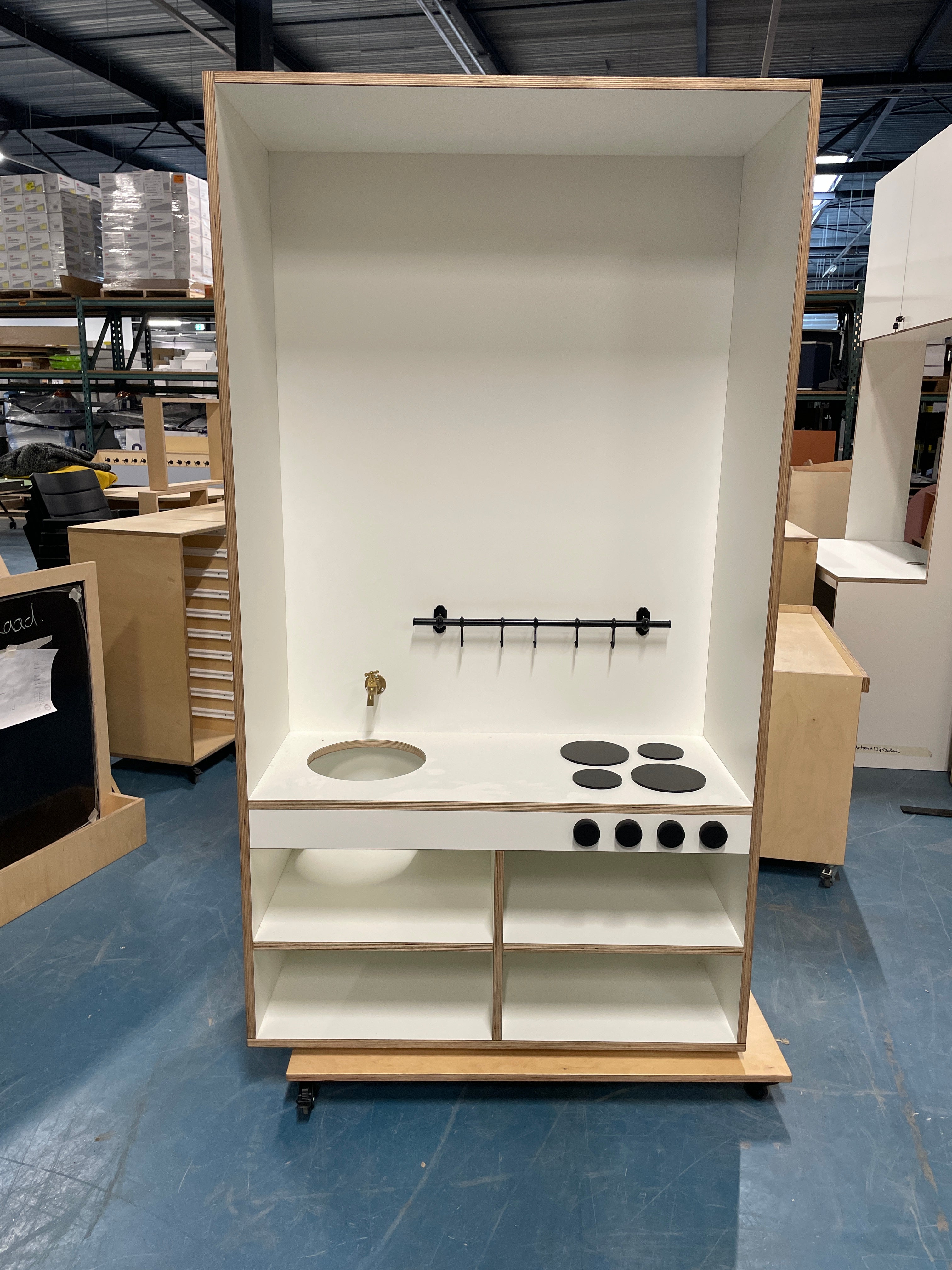 keuken in nis, met schappen, op plint
